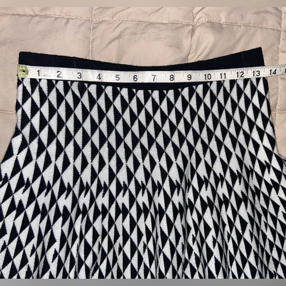 A-line fit & flare Skater Skirt.Retro Black/White Geometric design.Stretch knit. - Picture 4 of 7